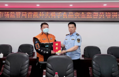 外卖骑手穿越大街